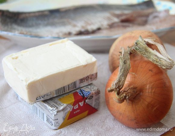 Понадобятся лук и плавленые сырки.