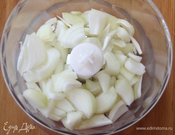 Луковицу очистить от шелухи, порубить крупно.