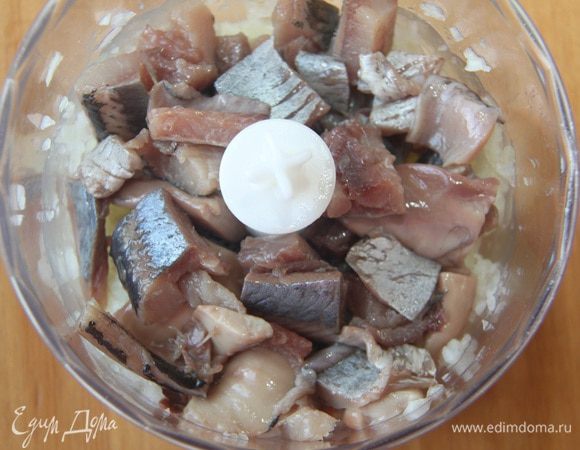 Туда же добавить кусочки сельди.