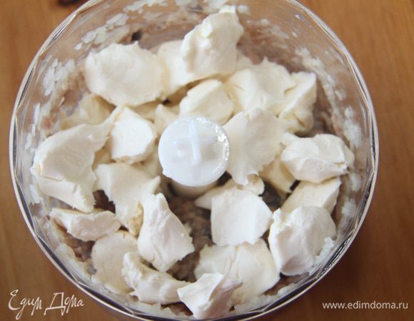 Добавить плавленые сырки (по вкусу 2-3 сырка по 90г).