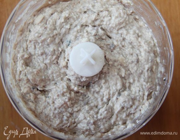 Финальное включение блендера — готово!
Селедочный сыр-паштет намазать на кусочек хлеба, тост, несладкую булочку. В дополнение хорош свежий огурчик, зелень.