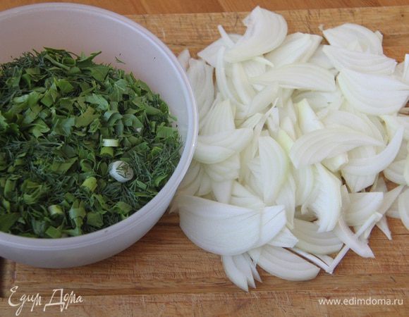 Подготовка к мероприятию "Шашлыки":
Заранее порубить зелень, нарезать полукольцами лук.
Лук можно замариновать в белом винном уксусе или оставить свежим — кто как любит.