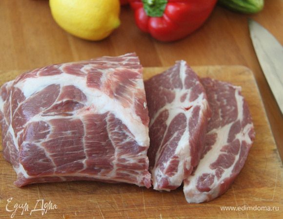 Свиную шейку (1 кг или чуть больше) нарезать на порционные куски толщиной 2-2,5 см. Сложить мясо в миску, в которой позже будем его мариновать.
Все. Подготовка завершена. Можно ехать на природу. Или, если вы на даче, переходить к следующему шагу.
