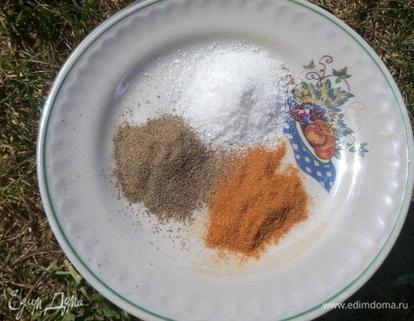 И вот, внимание, только теперь, перед самой жаркой, можно солить и перчить мясо!!! 
Солить-перчить равномерно, конечно, по вкусу, но примерно на такое количество мяса 1 ч. л. без верха соли крупного помола и по половине ч. л. без верха перца черного и красного острого, желательно свежего помола.
Готовить мясо по 10 минут с каждой стороны.