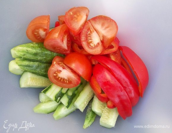 Пока жарится мясо, нарезаем овощи: помидоры, огурцы, сладкий перец.