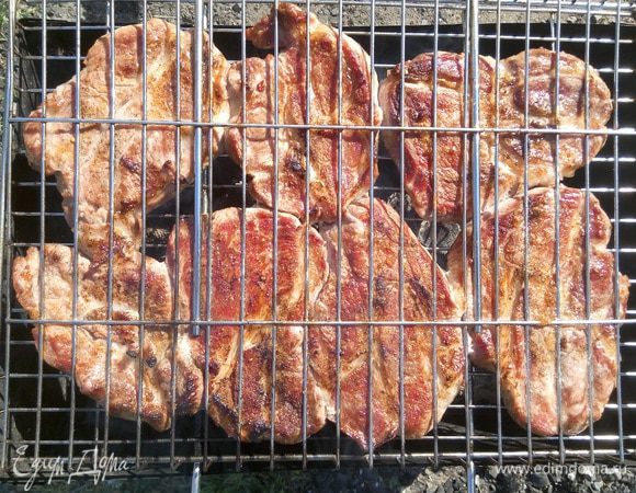 Через 20 минут мясо готово! (Время приготовления может отличаться в зависимости от интенсивности жара — на остывающих углях готовка идет медленнее).