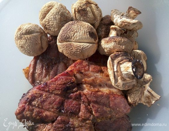 Мясо снять с решетки, дать "отдохнуть" минут 5-8.