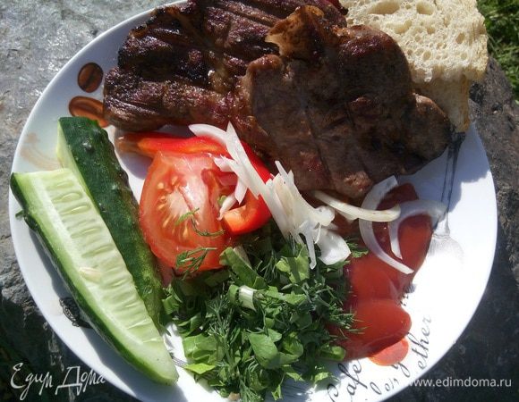 Для меня вкусный шашлык это вот так: мясо, кетчуп (наш, отечественный, но самый качественный), лучок, зелень, свежие овощи и мягкий хлеб. 
Вкусного вам шашлыка!