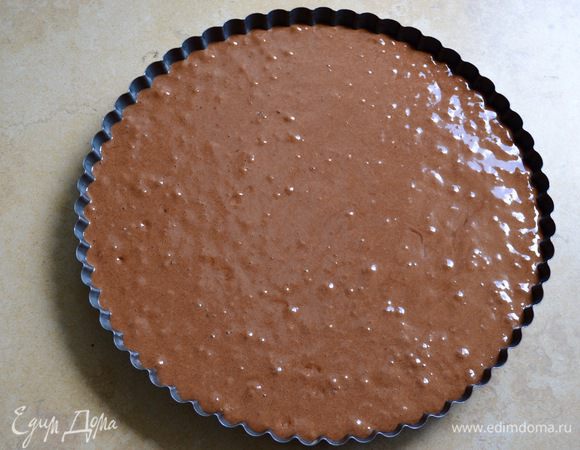 Выложить тесто в форму, разровнять и поставить в разогретую до 160°С духовку на 25–30 минут.