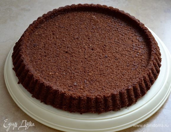 Готовый бисквит достать из духовки, дать ему постоять в форме пару минут и после сразу выложить, просто перевернув форму.