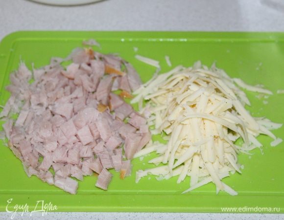 Куриную грудку нарезаем небольшими кусочками, сыр натираем на терке.