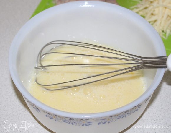 Яйца взбить венчиком.