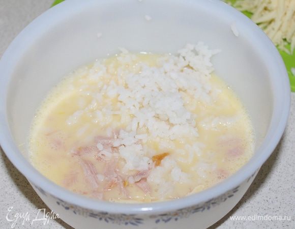 Добавляем отваренный рис, грудку.