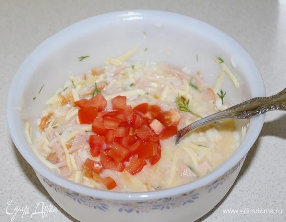 Нарезанный помидор, перемешиваем, не солим, грудка и сыр уже соленые.