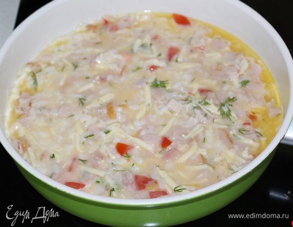 На разогретую сковороду с растительным маслом перекладываем яичную массу, разравниваем, 5-7 минут жарим на сильном огне для образования румяной нижний корочки, накрываем крышкой, огонь уменьшаем, готовим до момента, когда вся масса схватится. 