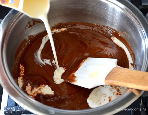 Пока выпекается бисквит, можно заняться приготовлением шоколадного ганаша. В кастрюльке с толстым дном растопить 50 г масла и шоколад «Джандуйя» (за неимением можно использовать любой шоколад, но хорошего качества!). Следом влить сливки (33 %), размешать и проварить пару минут до загустения. Отставить в сторону и дать крему немного остыть.