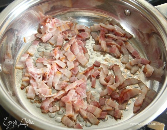 Бекон (100 г) порезать на небольшие полоски, слегка обжарить, пока не вытопиться немного жира.