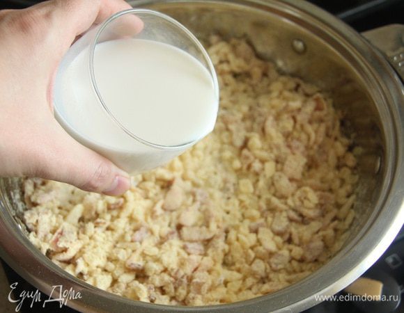 Добавить 1 стакан молока и 1 стакан жирных сливок (у меня 33%), перемешать, немного прогреть смесь и выключить огонь.