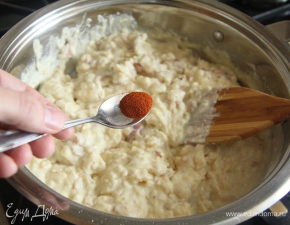 Поперчить по вкусу (примерно половина кофейной ложки кайенского перца).
В оригинальном рецепте молотого перца не было, как не было и болгарского. А было 1/4 стакана красного перца чили кубиком. Выбирайте.