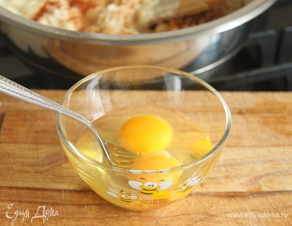 Взбить вилкой 2 свежих яйца. Добавить к ним ложку сливочной смеси, перемешать. Затем всю яичную смесь постепенно добавить в общую сливочную, энергично помешивая, чтобы яйца не свернулись.