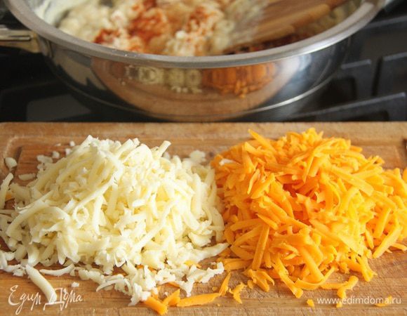 Добавить 1/2 стакана чеддера и 1/2 стакана моцареллы, крупно тертых.