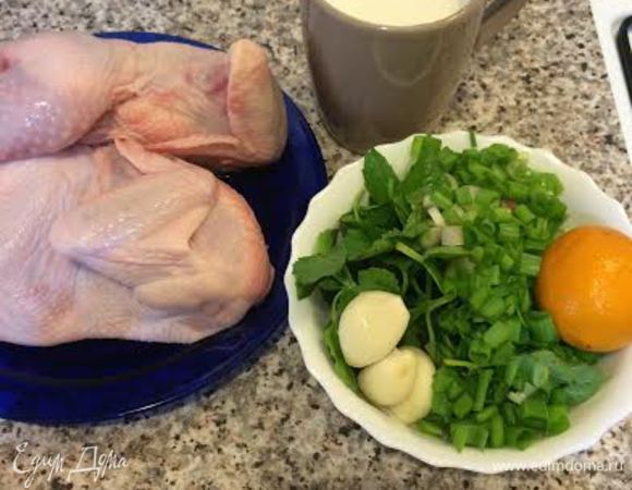 Для маринада нам потребуется сок одного лимона и листья свежего базилика (1 стакан листьев). Можете оставить чуть-чуть маринада и полить им уже готовую курочку, а можете заприваить им легкий салатик.