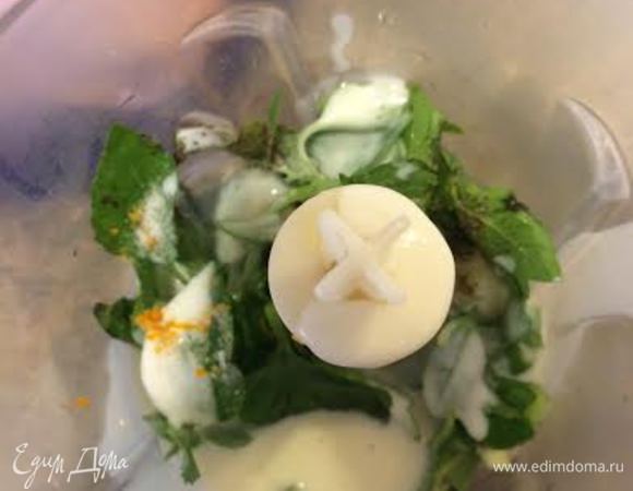 Зеленый лук мелко порезать.В блендере взбить:кефир, базилик, чеснок, зеленый лук, цедру лимона, сок лимона, соль и перец.