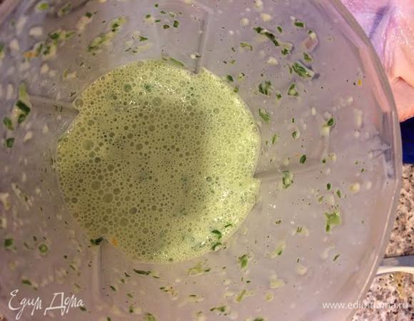 Попробовать соус, может Вам захочется добавить еще соль или перец.