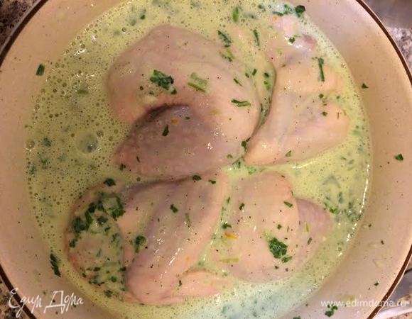 Курицу залить маринадом и отправить в холодильник на 6-8 часов.