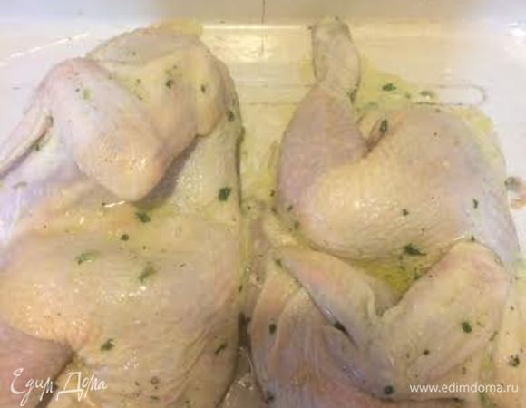 Духовку нагреть до 200°С. Противень слегка смазать маслом и выложить на него курицу. Курицу промакнуть бумажным полотенцем (это делается для румяной корочки) сбрызнуть оливковым маслом и посыпать морской солью.