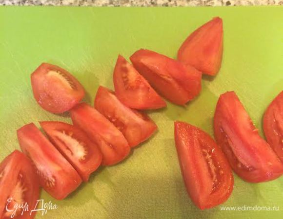 Нарезать помидоры.
