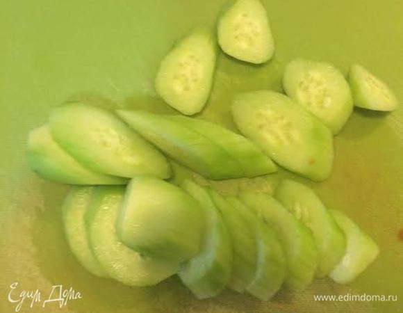 Нарезать огурцы.