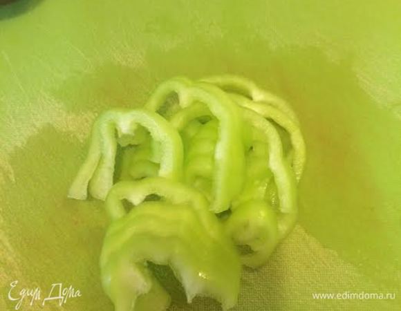 Нарезать болгарский перец.