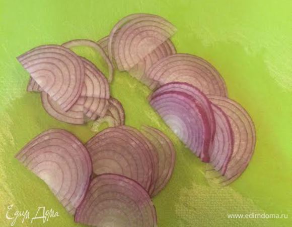 Нарезаем лук.