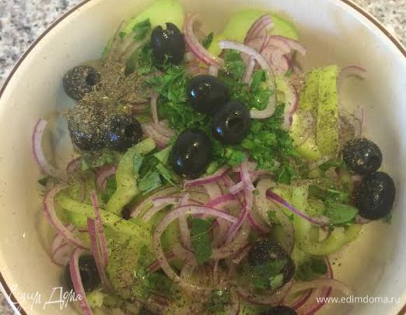 Добавить оливки, зелень, орегано, соль, уксус, оливковое масло и аккуратно перемешать.