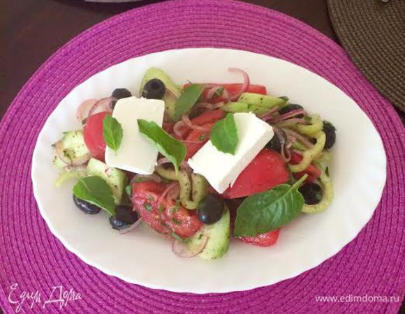 Дать настояться 5 минут. Украсить сыром и свежим базиликом. Приятного аппетита!