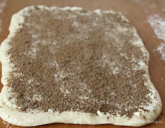 Посыпать тесто равномерно корицей и сахаром.