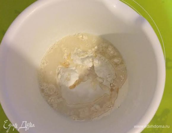 Тесто: в миске смешать муку, соль, растительное масло и теплую воду.