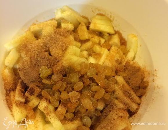 Яблоки очистить и мелко нарезать. В миске смешать яблоки, сахар, корицу, изюм, 2 ст. л. рома.