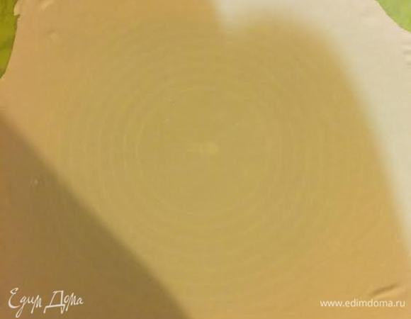 Тесто нужно раскатать очень тонко, так чтобы сквозь него мы видели наш коврик. Смазываем тесто 1 ч. л. растопленного сливочного масла.