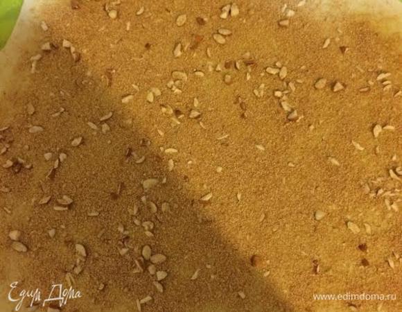 Посыпаем миндалем и сухариками.