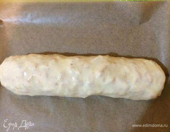 Рулет смазать 1 ч. л. растопленного сливочного масла.Выпекать 45 минут до золотистого цвета. Готовый штрудель достать из духовки, накрыть полотенцем и слегка остудить.