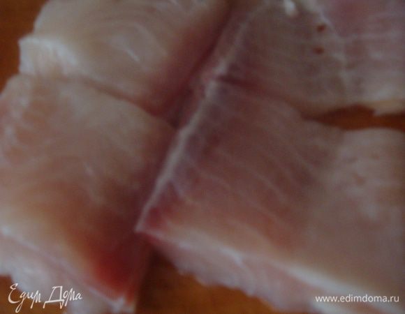 Рыбное филе режем на кусочки (рыбное филе берем на свой вкус).