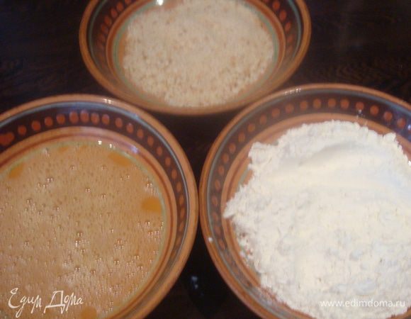 Подготовим три тарелки: первая — взбиваем яйца, вторая — мука, третья — панировочные сухари.