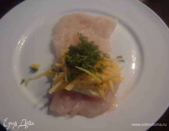 На каждый отбитый кусок рыбы кладем кусочек сливочного масла, сыр и укроп.