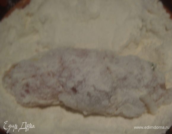 Сначала панируем рулетик в муке.