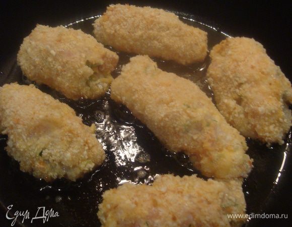 Обжариваем на сковороде в большом количестве масла. Жарить нужно на маленьком огне, чтобы хорошо прожарились.