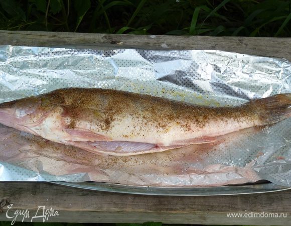 Рыбу посолить и  натереть специями снаружи и внутри. 
