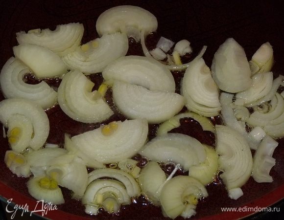 На растительном масле пассеровать лук. Сегодня за неимением порея я использовала репчатый.