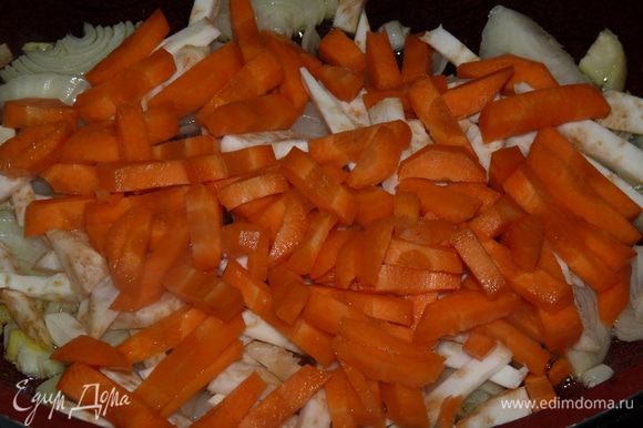 Корень сельдерея и морковь нарезать крупной соломкой и добавить к луку. Перемешать и готовить 3 мин.